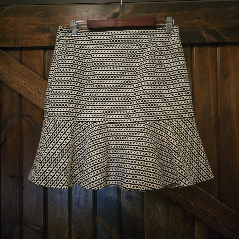 8 Banana Republic Elegant Black and White Chain Patterned Trumpet Skirt